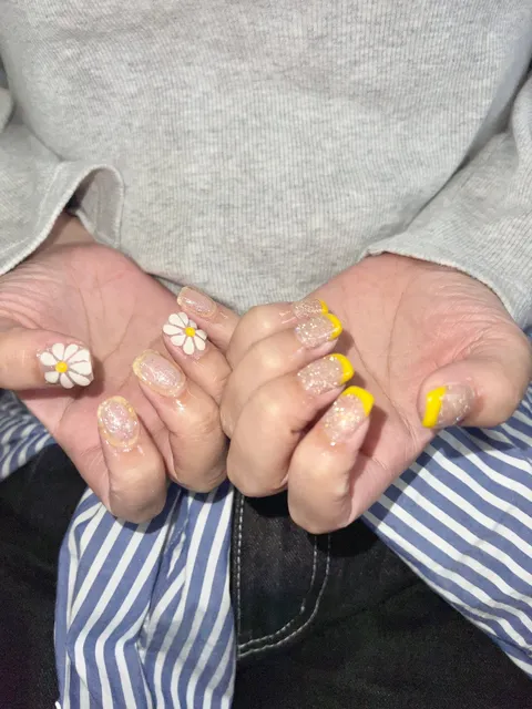 ベージュのフラワーアート｜フラワー、ワンカラー、ベージュ、イエロー、ホワイト、可愛い、シンプル