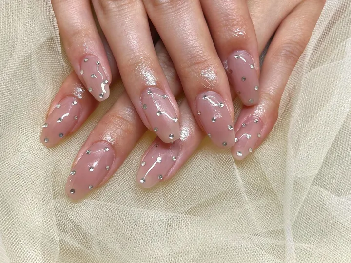 ベージュピンクストーンライン｜ビジューネイル・ニュアンスネイル・ワンカラーネイル・オフィスネイル