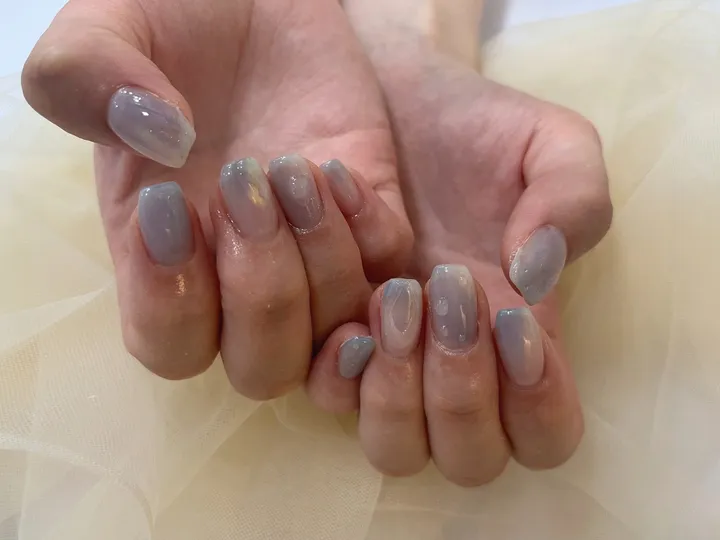 グレーオーロラ水滴ニュアンス｜ニュアンスネイル・水滴ネイル・シェルネイル・オールシーズンネイル