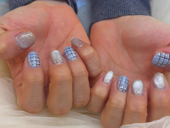 グレーブルーチェックラメ｜チェックネイル・キラキラネイル・ニュアンスネイル・冬ネイル