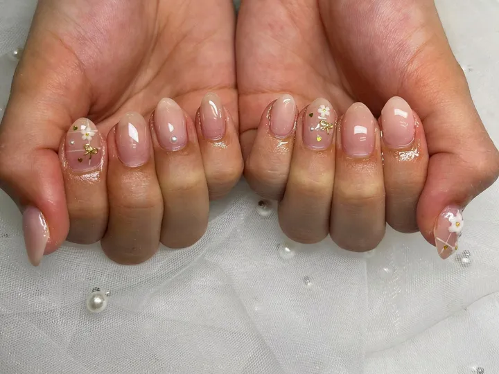 ピンクベージュ花パールミックス｜フラワーネイル・ガーリーネイル・ビジューネイル・春ネイル