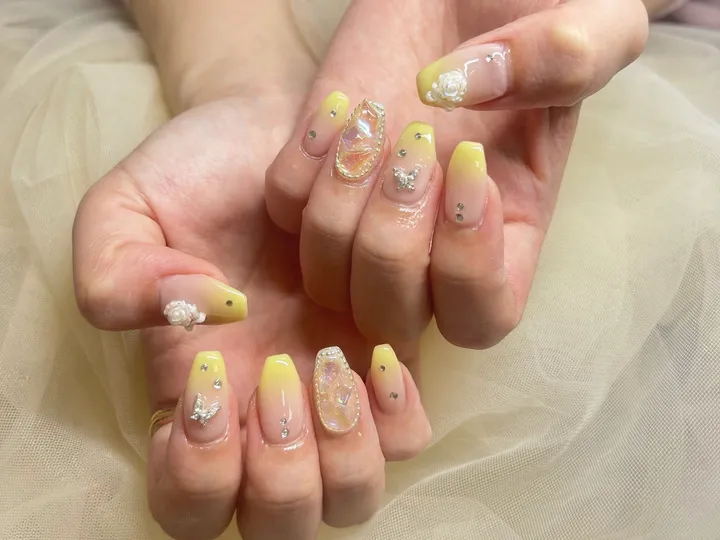 黄グラデ蝶花ビジュー｜グラデーションネイル・ビジューネイル・フラワーネイル・春ネイル