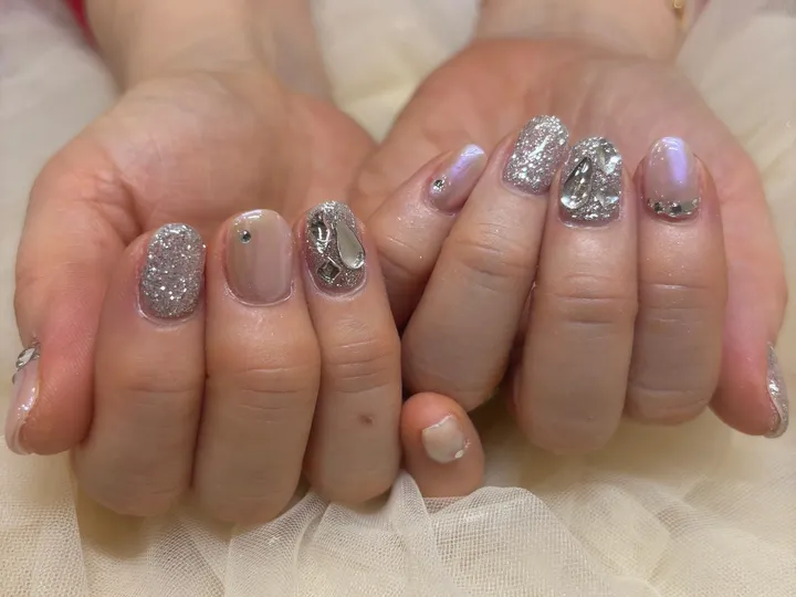 ベージュラメビジュー｜ビジューネイル・キラキラネイル・ニュアンスネイル・パーティーネイル