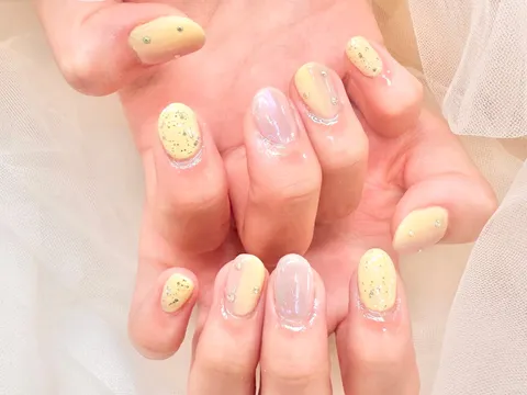 ベージュのラメ・グリッター｜ワンカラー、ラメ・グリッター、ベージュ、ホワイト、上品・大人、シンプル
