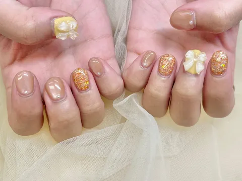 ベージュにゴールドラメと花モチーフ｜ワンカラー、ラメ・グリッター、フラワー、ベージュ、ゴールド、可愛い