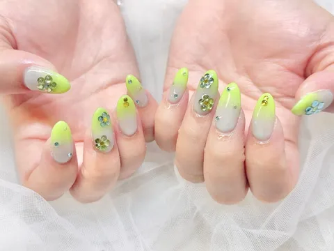 ネオンイエローのグラデーション×ラメ｜グラデーション、ラメ・グリッター、イエロー、ベージュ、可愛い、個性的