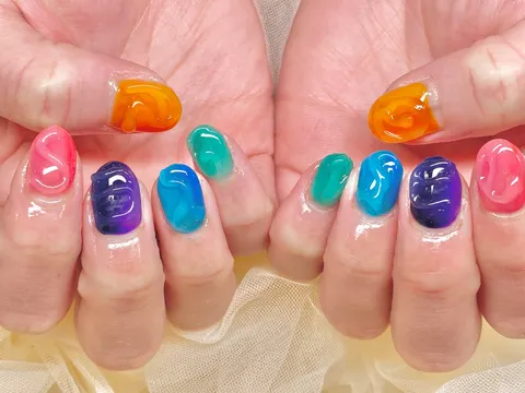 カラフルな立体オブジェネイル｜パーツ・3D、ピンク、オレンジ、ブルー、パープル、可愛い、個性的