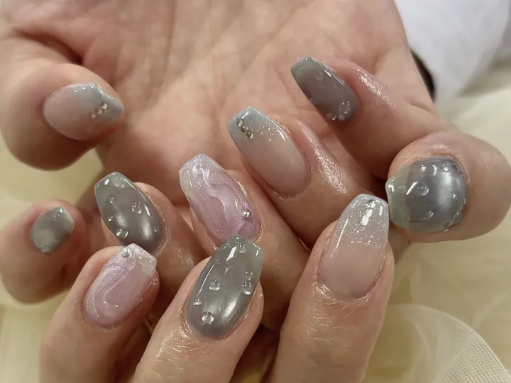 グレーピンク水滴ニュアンス｜水滴ネイル・ニュアンスネイル・マグネットネイル・オールシーズンネイル