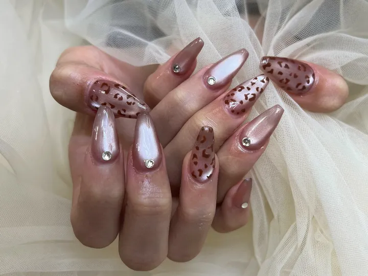 ピンクブラウンレオパード｜アニマル柄ネイル・ビジューネイル・ニュアンスネイル・秋ネイル