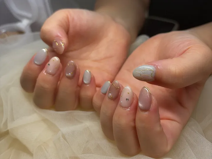 グレージュゴールドビジュー｜ニュアンスネイル・ビジューネイル・キラキラネイル・オフィスネイル