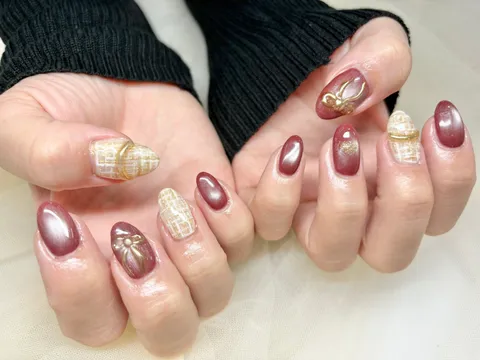 ボルドーと金チェックのパーティーネイル｜ワンカラー、チェック、ビジュー・ストーン、マグネット、ボルドー、ゴールド、クリア、上品・大人、可愛い