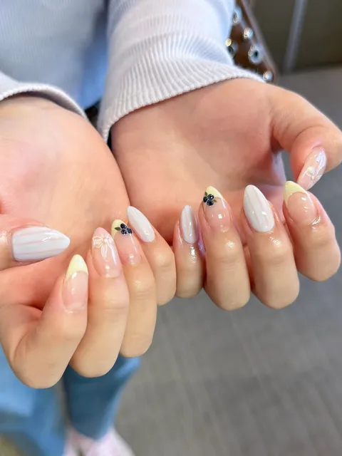 ベージュ×白のドットネイル｜ワンカラー、ドット、ベージュ、ホワイト、上品・大人、シンプル