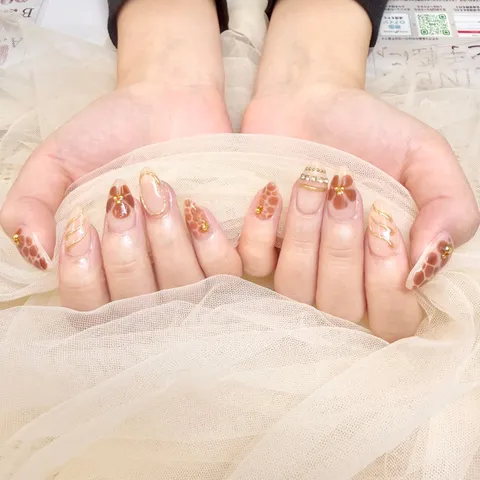 ベージュのプレスフラワーネイル｜フラワー、押し花、マット、ベージュ、オレンジ、上品・大人、可愛い