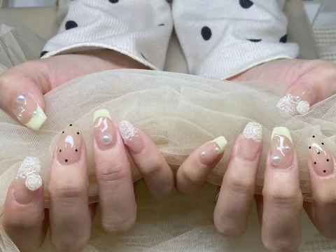 ピンクベージュのドット＆グリッターネイル｜ワンカラー、ドット、ラメ・グリッター、ベージュ、ピンク、ホワイト、上品・大人、可愛い