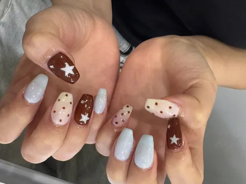 ボルドーとクリームのスターネイル｜ワンカラー、ドット、ボルドー、クリア、ベージュ、可愛い、上品・大人