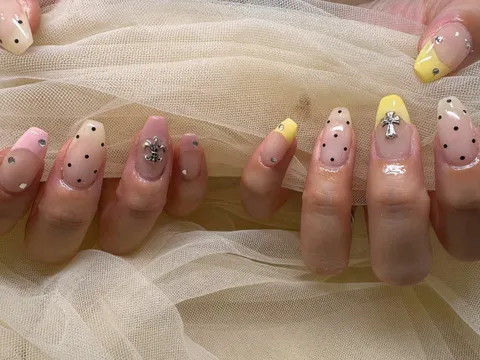 ベージュピンクのドットデコラティブ｜ドット、ラメ・グリッター、フレンチ、ベージュ、ピンク、イエロー、可愛い、個性的
