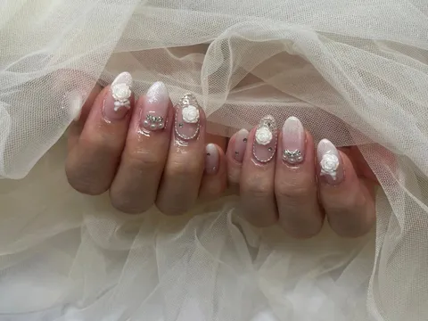 ピンク×ホワイトフレンチの上品グリッター｜フレンチ、ラメ・グリッター、ニュアンス、ベージュ、ホワイト、シルバー、ブライダル、上品・大人
