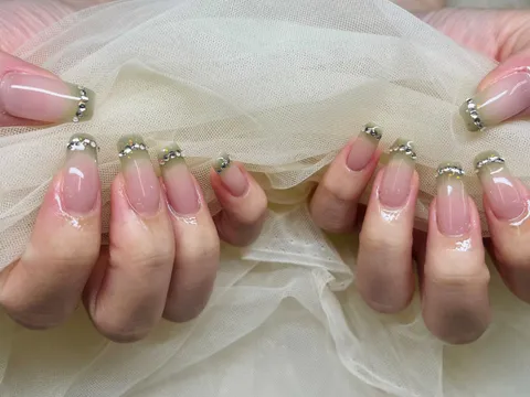 ピンクのストーンフレンチ｜フレンチ、ビジュー・ストーン、ピンク、ホワイト、ブライダル、上品・大人