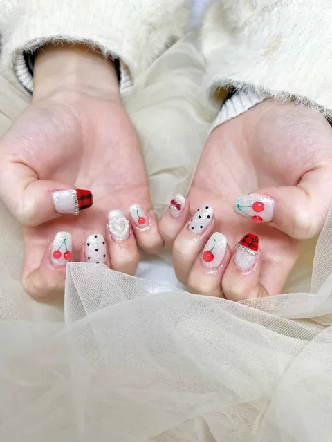 クリームベージュの赤黒ドット｜ワンカラー、ドット、ベージュ、レッド、可愛い