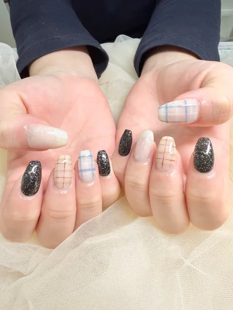 ベージュ×ブラックのチェック&ラメ｜チェック、ラメ・グリッター、グラデーション、ベージュ、ブラック、シンプル、上品・大人