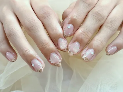 ヌーディーピンクのフラワーネイル｜ワンカラー、フラワー、ベージュ、ピンク、上品・大人、可愛い