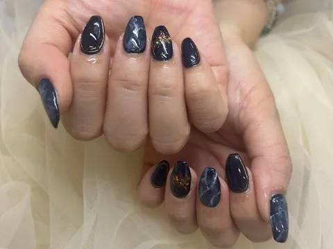 ネイビーのマーブル×ゴールドライン｜マーブル、ニュアンス、ネイビー、ゴールド、上品・大人、個性的