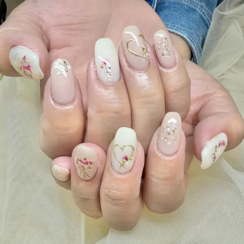 クリーム色の小花ラメフレンチ｜フレンチ、ラメ・グリッター、フラワー、ベージュ、ホワイト、ピンク、ブライダル、上品・大人