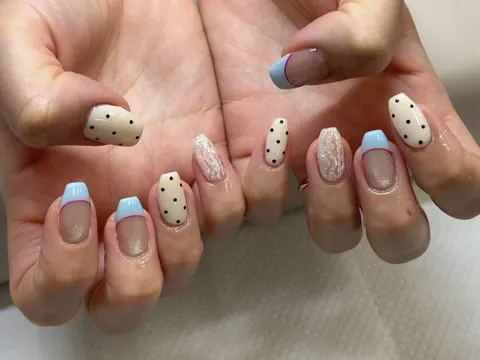 ベージュのドット×ブルーフレンチ｜フレンチ、ドット、ラメ・グリッター、ベージュ、ブルー、上品・大人