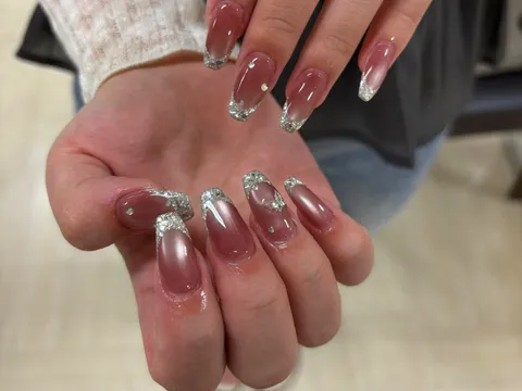 ワイン色の透け感フレンチ｜フレンチ、ラメ・グリッター、ボルドー、上品・大人