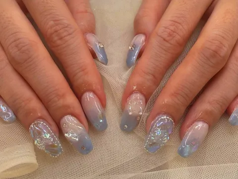 くすみピンク×グレーのグラデーション×ラメ｜グラデーション、ラメ・グリッター、シアー・透け感、ベージュ、ネイビー、パープル、上品・大人