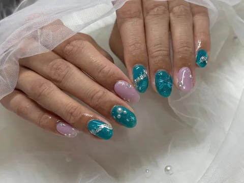 ティールラメ×淡紫のアクセントネイル｜ラメ・グリッター、シアー・透け感、ブルー、ピンク、パープル、上品・大人、シンプル