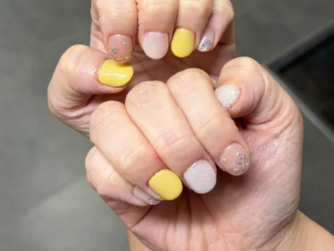 イエロー×ベージュのワンカラーラメ｜ワンカラー、ラメ・グリッター、イエロー、ベージュ、シンプル、可愛い