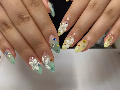 イエロー×グリーンのフラワービジュー｜フラワー、ビジュー・ストーン、ドット、イエロー、グリーン、クリア、可愛い、個性的