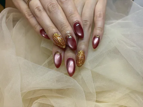 ボルドーのワンカラー×ゴールドラメ｜ワンカラー、ラメ・グリッター、マグネット、ボルドー、ゴールド、上品・大人