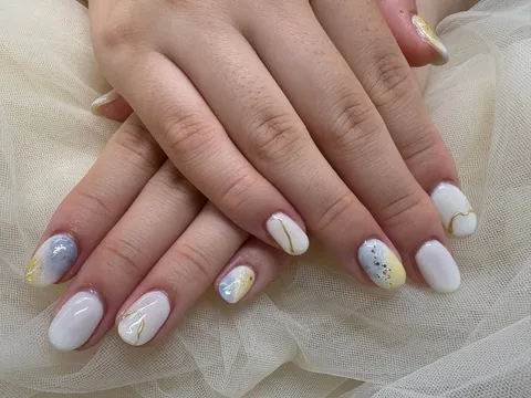 ホワイトベースのニュアンスマーブルネイル｜ワンカラー、ニュアンス、フラワー、ホワイト、ベージュ、パープル、上品・大人、可愛い