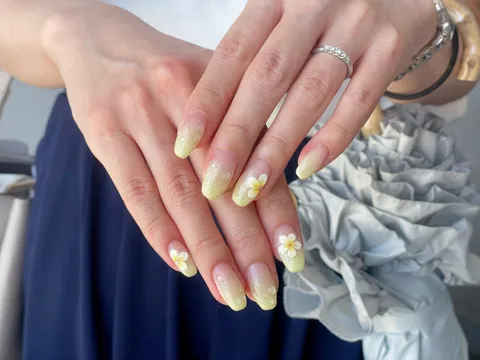 イエローの花柄ネイル｜フラワー、イエロー、ホワイト、可愛い