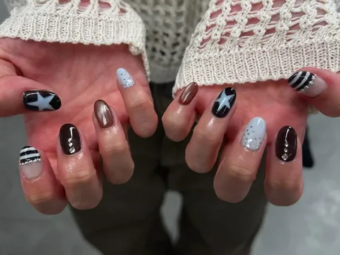 ベージュ×ブラックのマグネット&ラインアート｜マグネット、ワンカラー、ラメ・グリッター、ベージュ、ブラック、シルバー、シンプル、上品・大人