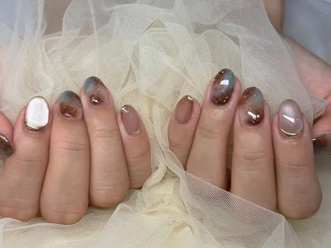 くすみピンクベージュのニュアンスゴールド｜ニュアンス、ミラー・クローム、マグネット、ベージュ、ピンク、ゴールド、ブライダル、上品・大人