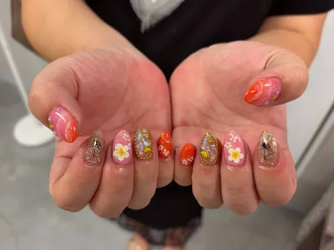 ピンク×レッドのラメ&フラワー｜ラメ・グリッター、フラワー、ピンク、レッド、ゴールド、可愛い