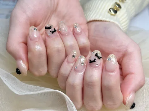 ベージュピンクのドット蝶ラメ｜ラメ・グリッター、ドット、ベージュ、ゴールド、ブラック、上品・大人、可愛い