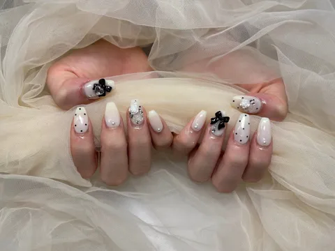ベージュ×ブラックのフローラルドット｜ドット、フラワー、ベージュ、ブラック、上品・大人、可愛い