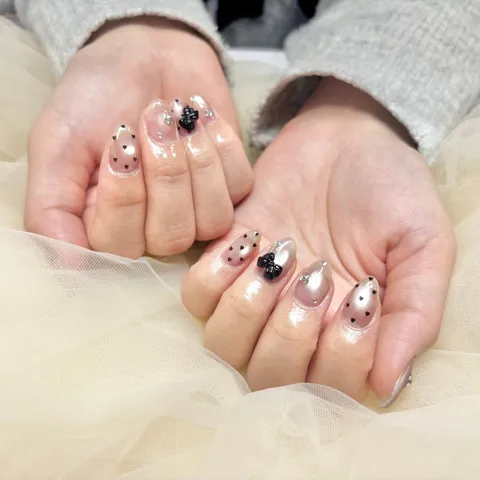 ベージュピンクのドット×ビジューデザイン｜ドット、ビジュー・ストーン、ベージュ、ホワイト、ブラック、可愛い、上品・大人