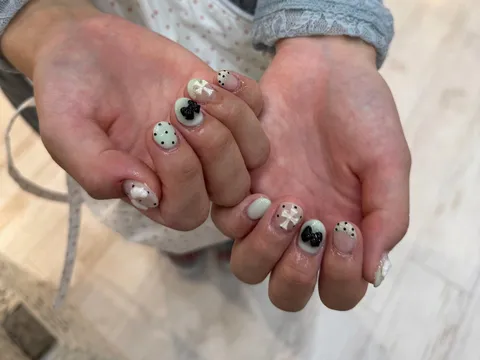 ベージュのキャット&ドット｜ドット、フラワー、ベージュ、ホワイト、ブラック、可愛い