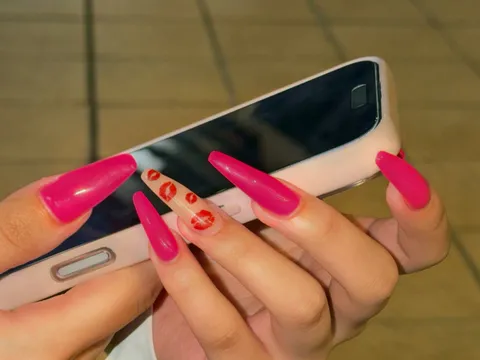 ホットピンク×ドットニュアンス｜ドット、ニュアンス、ピンク、クリア、可愛い、個性的