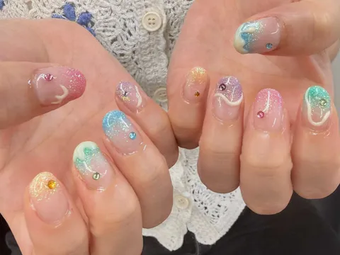 クリアベースの虹色グリッターニュアンス｜グラデーション、ラメ・グリッター、ビジュー・ストーン、クリア、ピンク、ブルー、可愛い