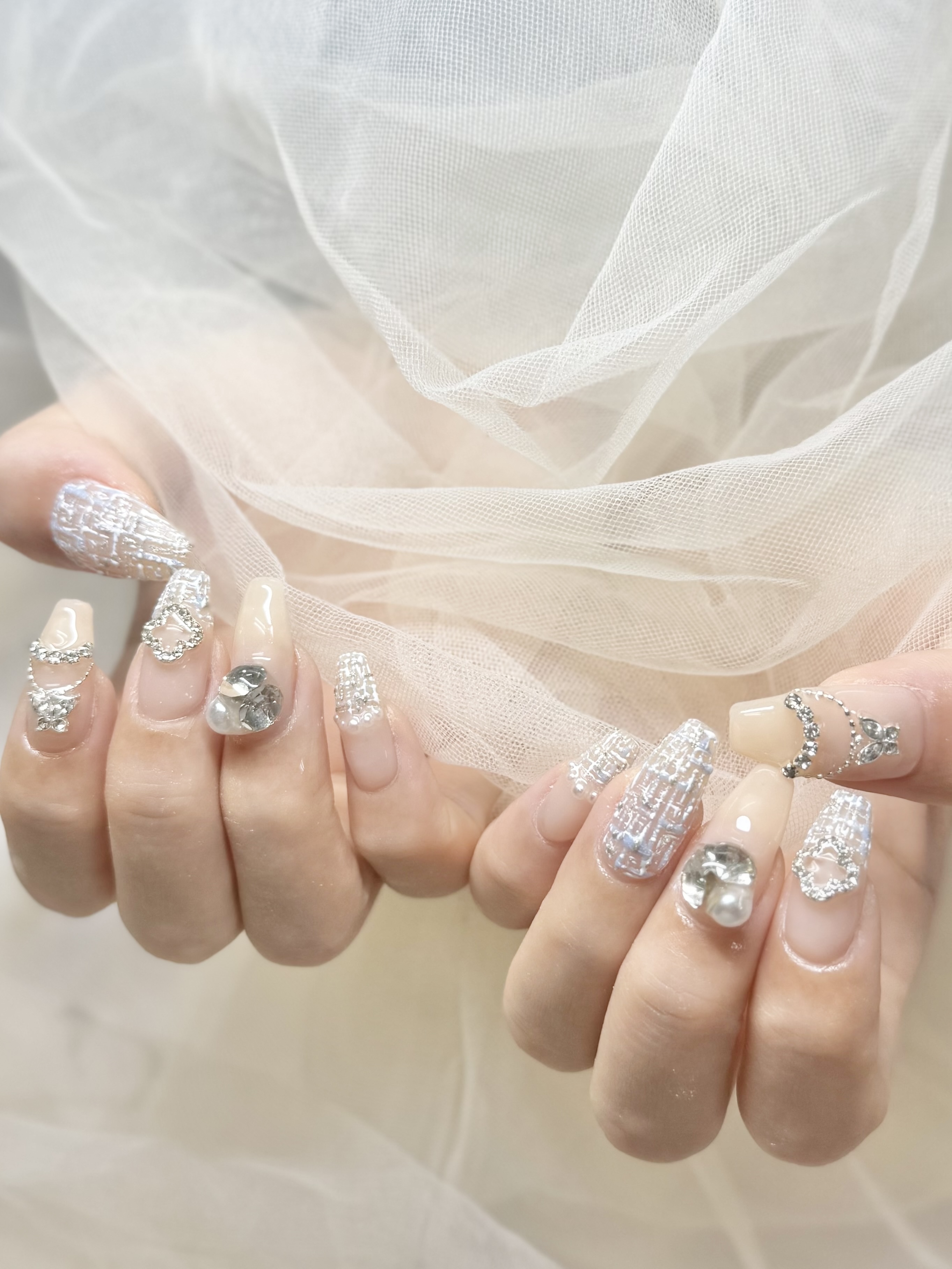 ラメ・パールの上品な使い方｜微細素材と配置で大人っぽくのイメージ