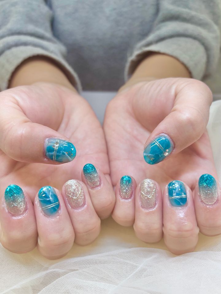 なぜ今ワンホンネイルが流行してる？インフルエンサーとSNS拡散の仕組みのイメージ