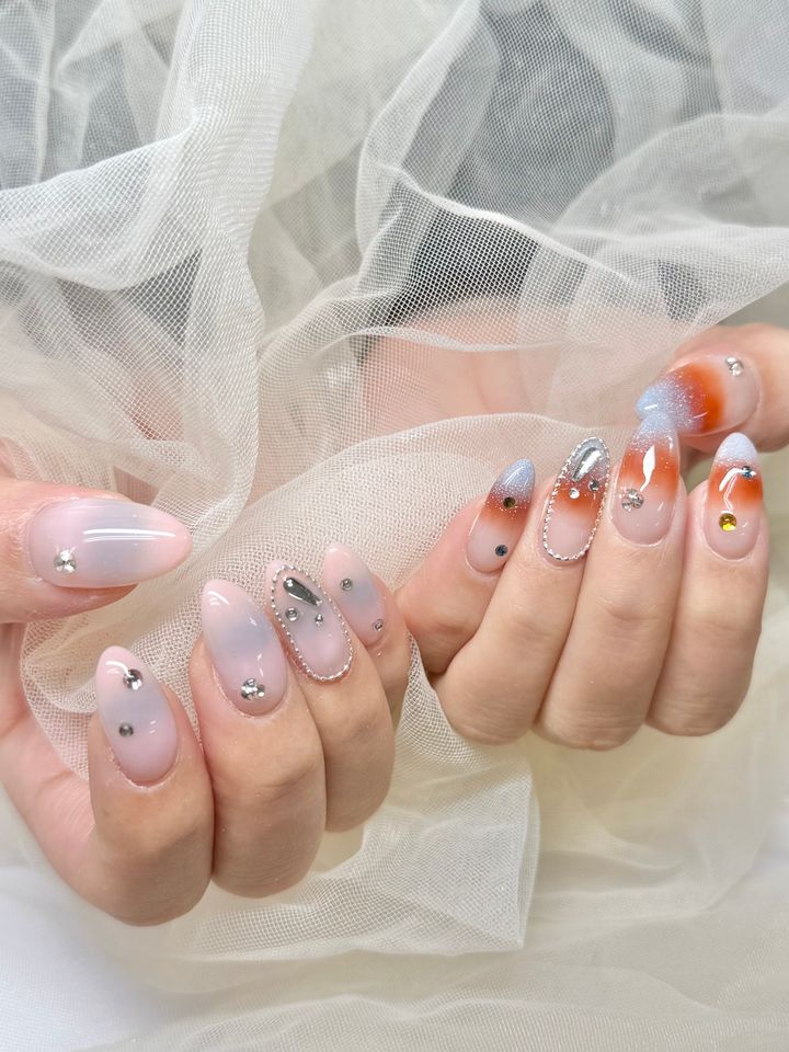 大人世代向け「今っぽい引き算ネイル」の実例のイメージ