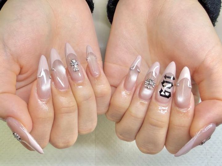 夏におすすめのネイルカラーのイメージ