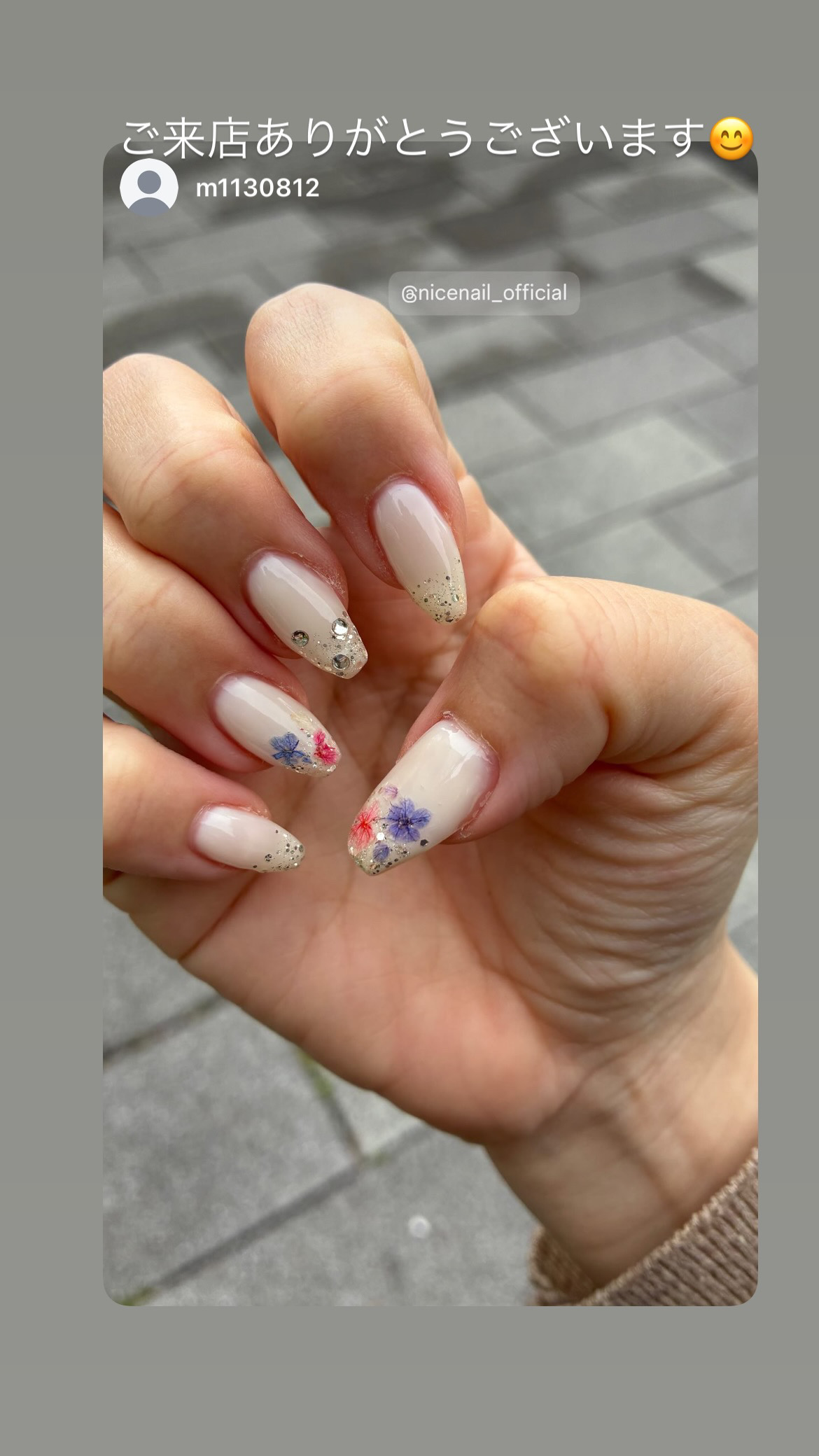 NICENAILのお客様施術 乳白色×押し花